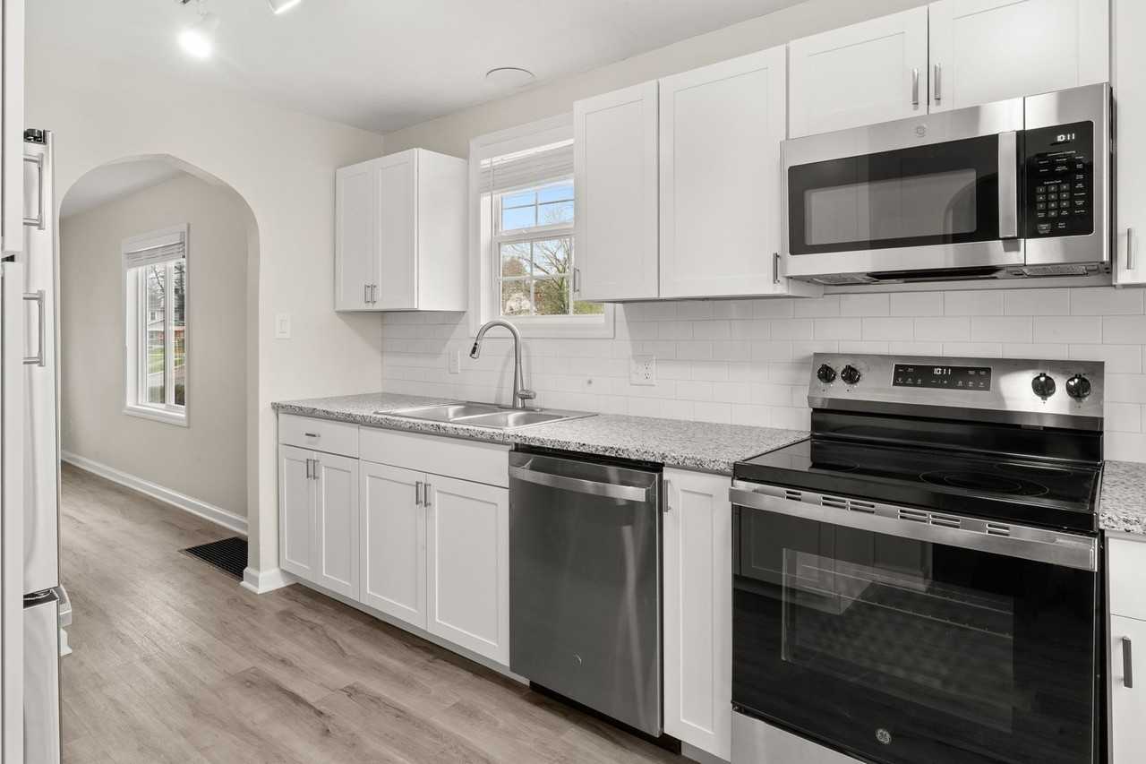 779 Brentnell Ave - Photo 6 of 29