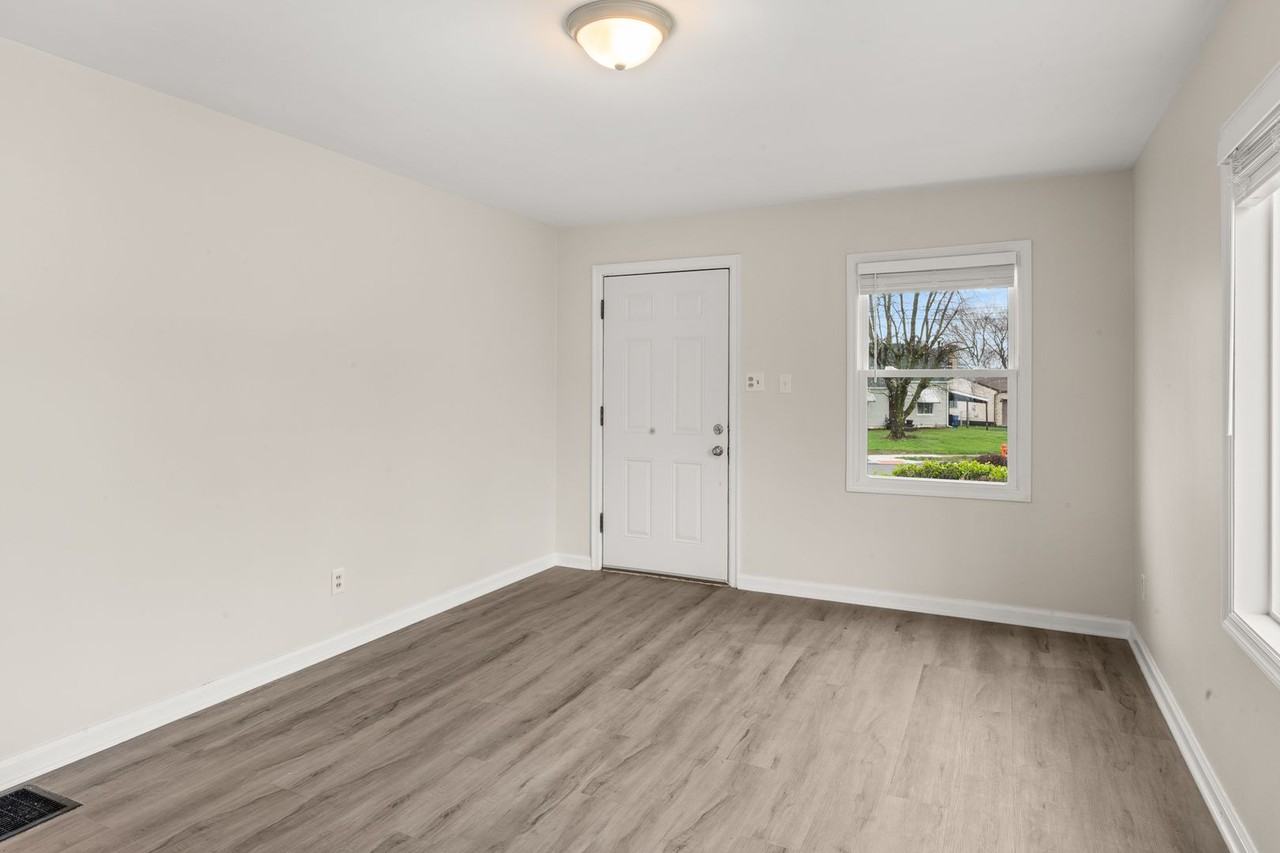 779 Brentnell Ave - Photo 7 of 29