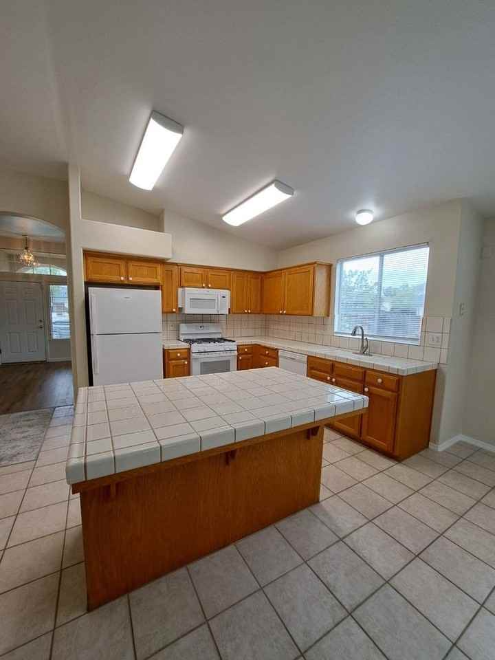 6527 N Lodi Ave - Photo 6 of 36