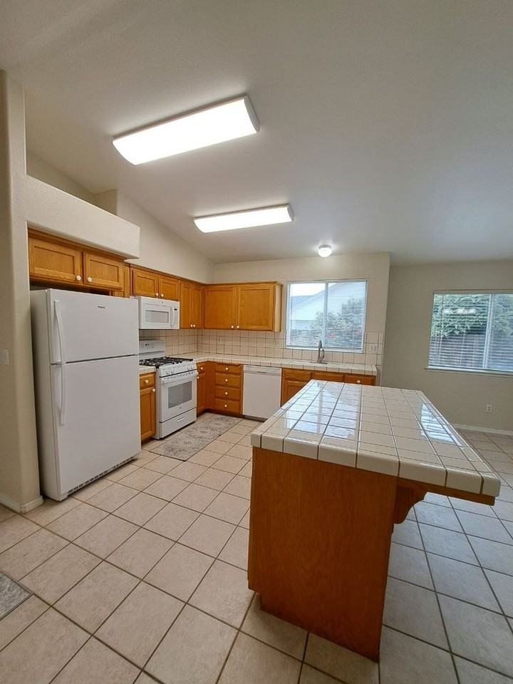 6527 N Lodi Ave - Photo 7 of 36