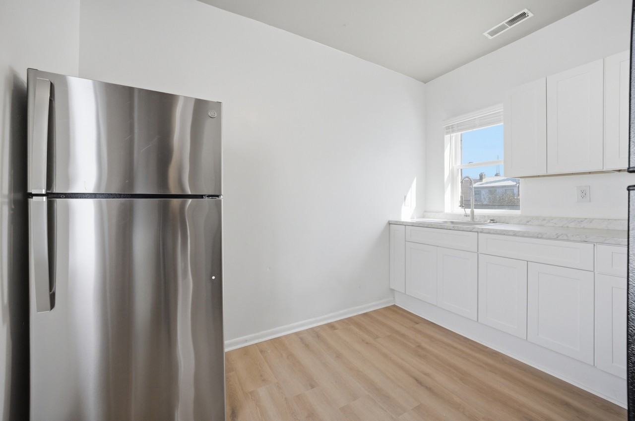 605 Dinwiddie St #B - Photo 4 of 17