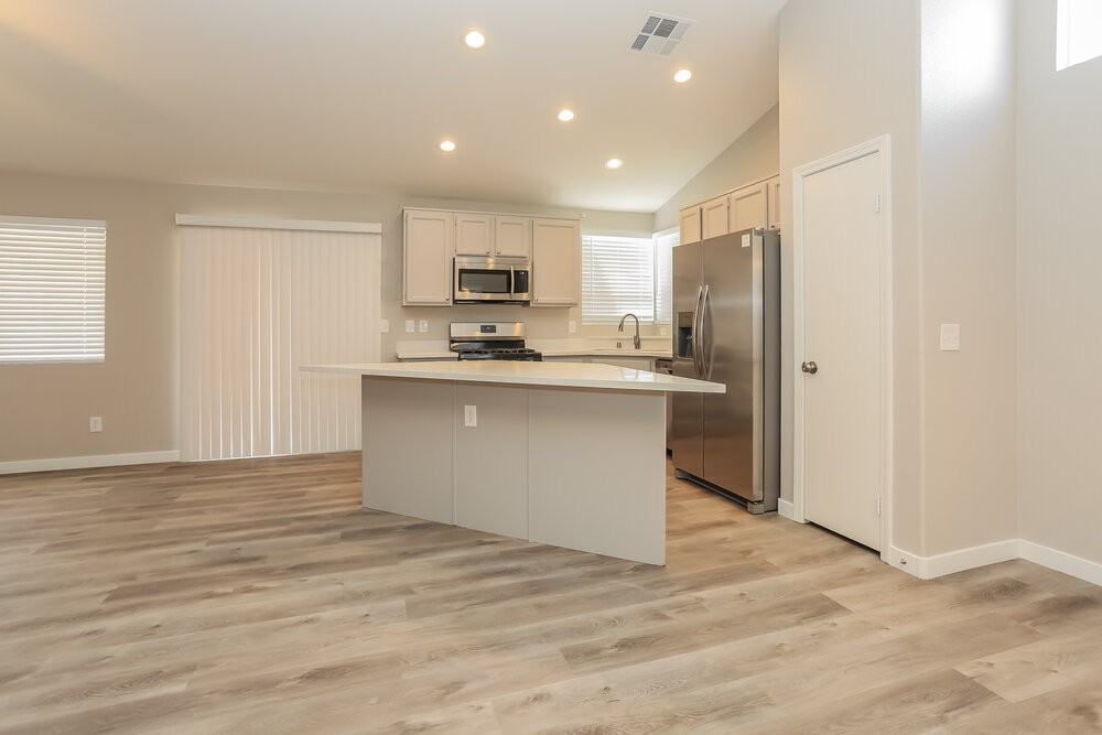 2801 Lava Rock Ave - Photo 4 of 16