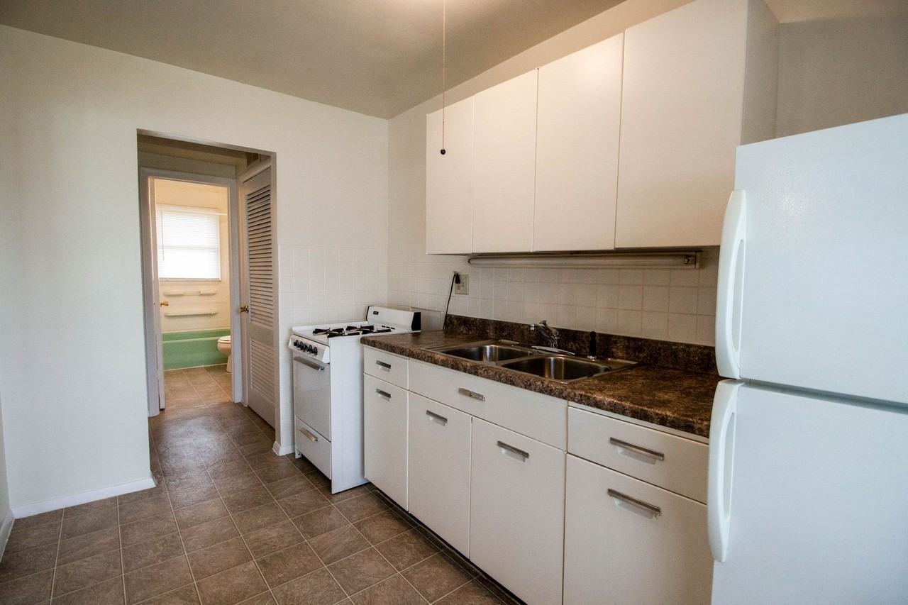 2213 Peirce Ave - Photo 2 of 9