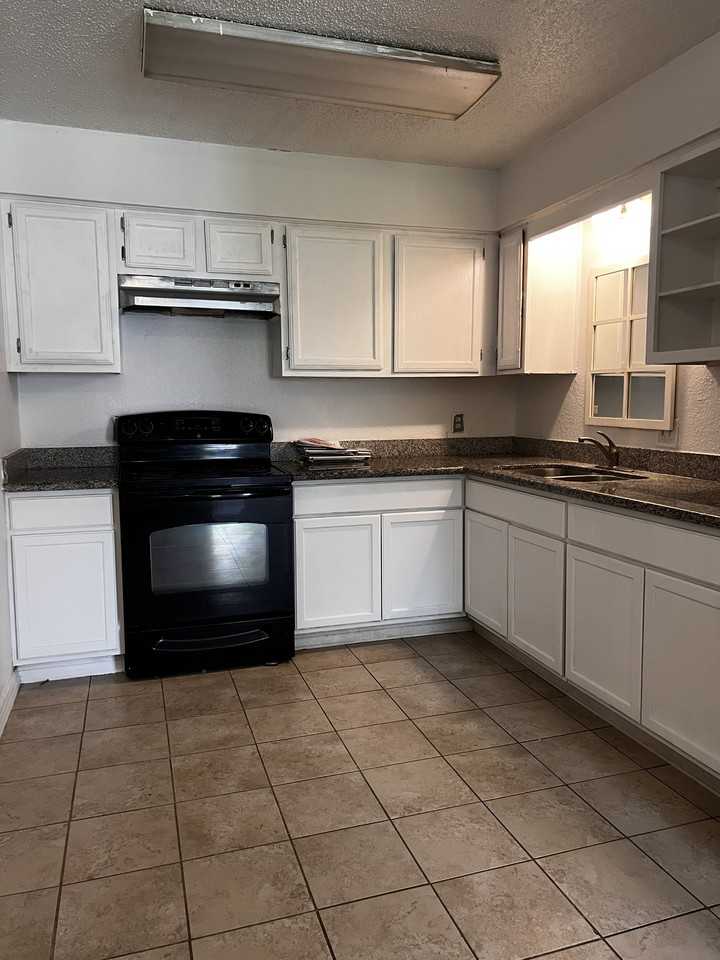 14407 Pine St #4 - Photo 2 of 5