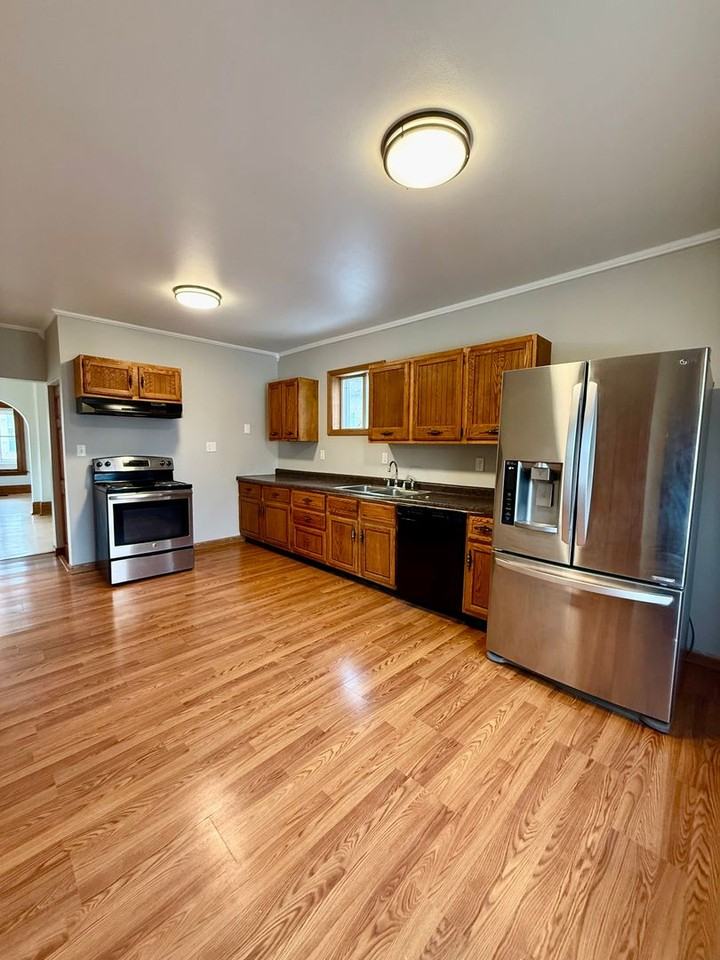 624 Central Ave N - Photo 3 of 15