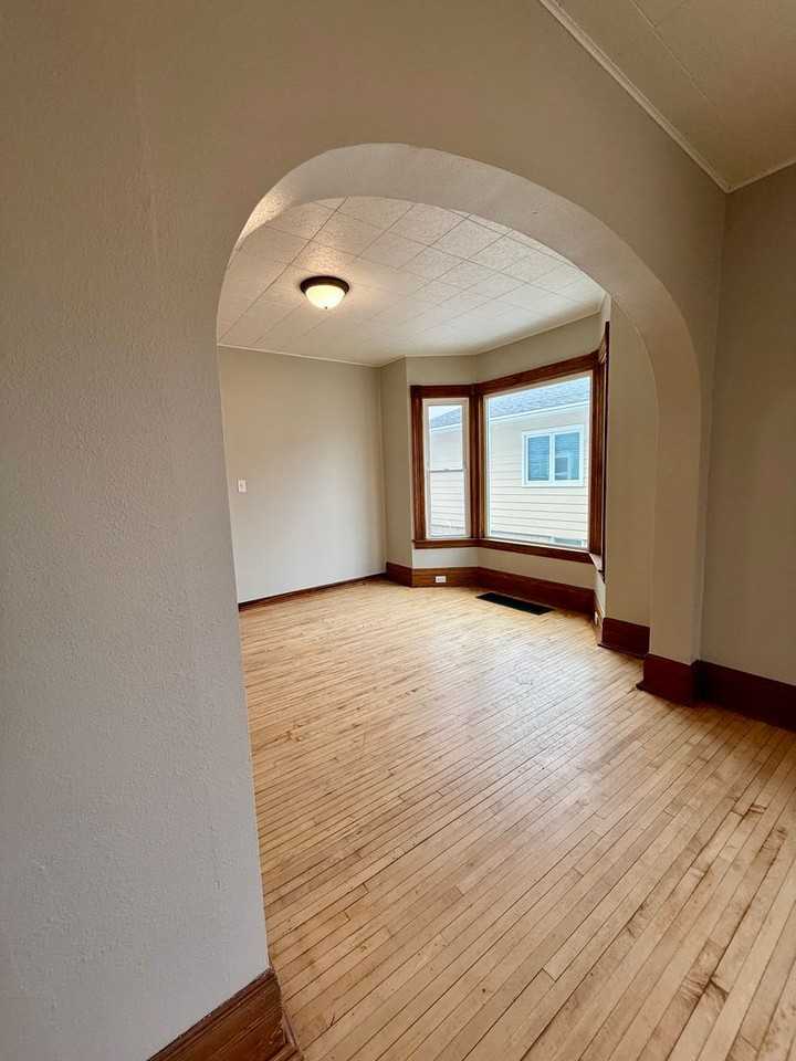 624 Central Ave N - Photo 4 of 15