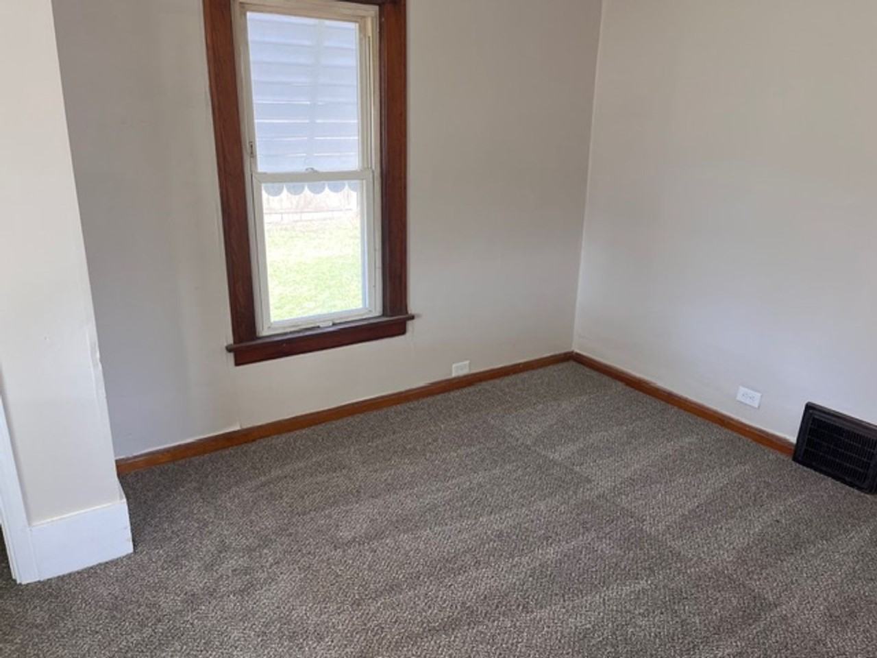 1312 W 18th St - Photo 6 of 37