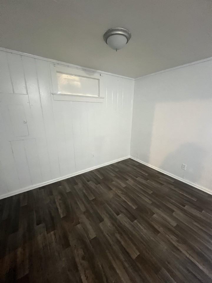 1000 E Simcoe St #1 - Photo 4 of 10