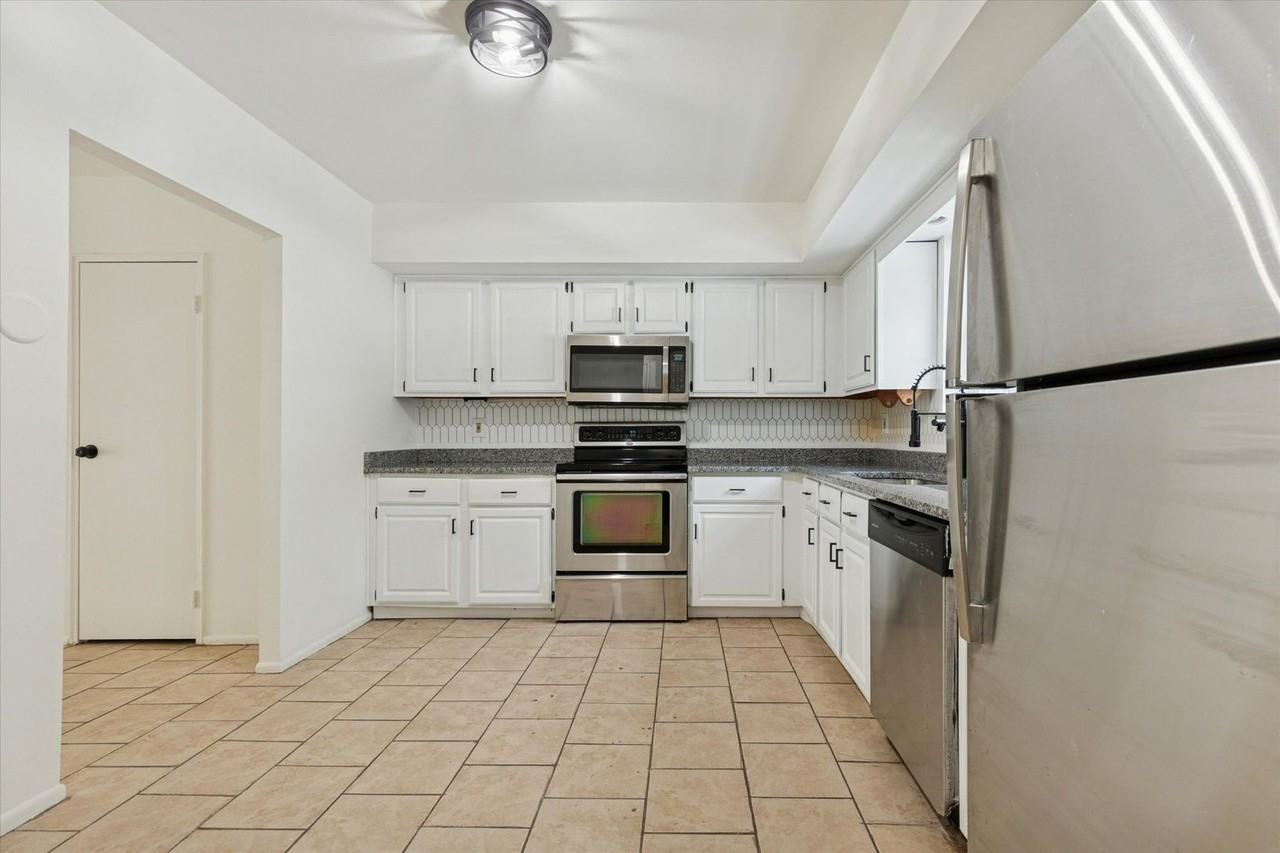 21 Cavendish Dr - Photo 2 of 32