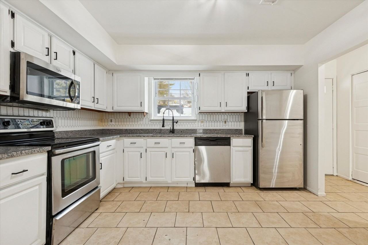 21 Cavendish Dr - Photo 3 of 32