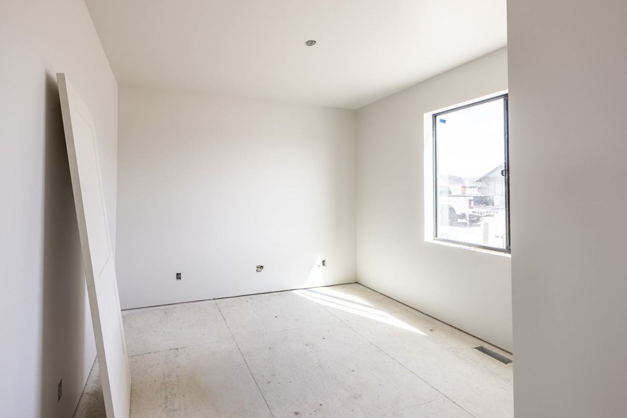 231 W 5th S - Photo 4 of 4