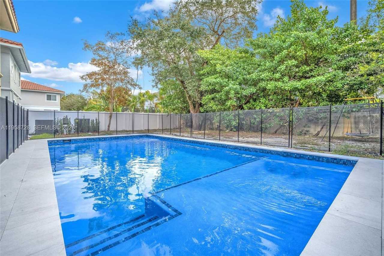 545 Forest View Cir - Photo 2 of 20