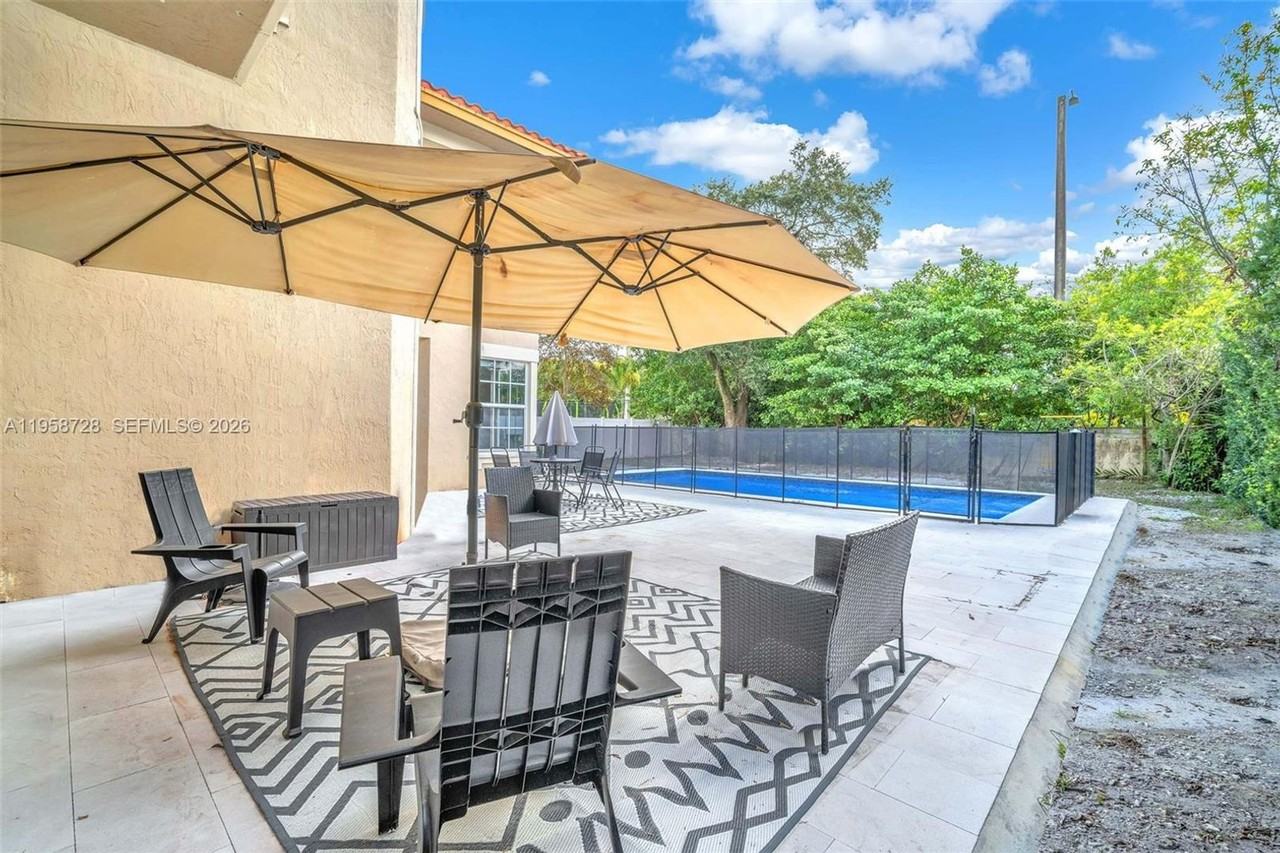 545 Forest View Cir - Photo 3 of 20