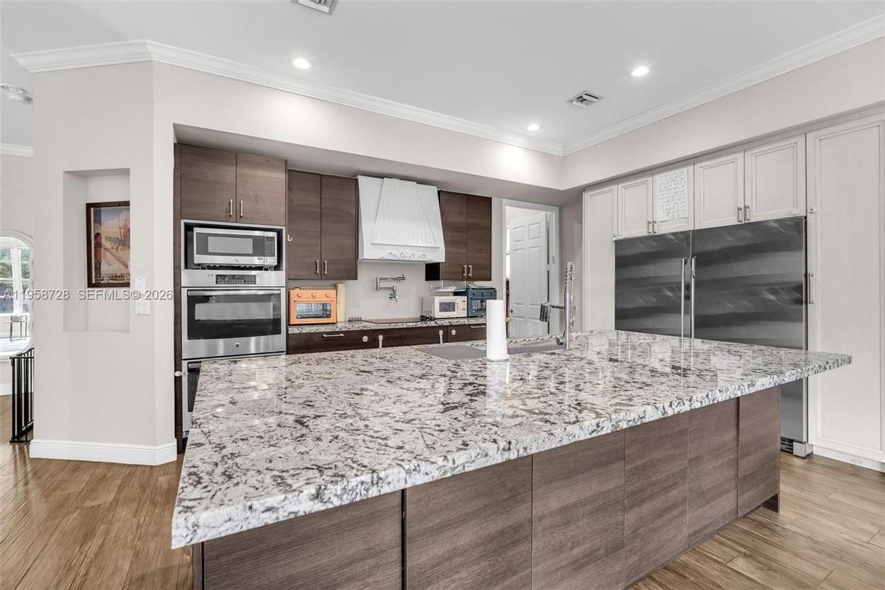 545 Forest View Cir - Photo 4 of 20