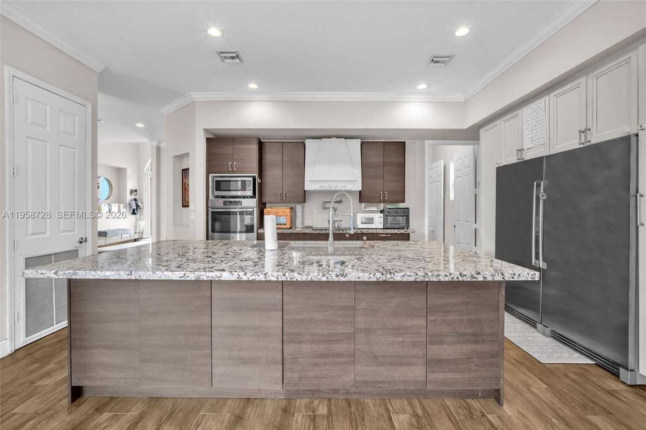 545 Forest View Cir - Photo 5 of 20