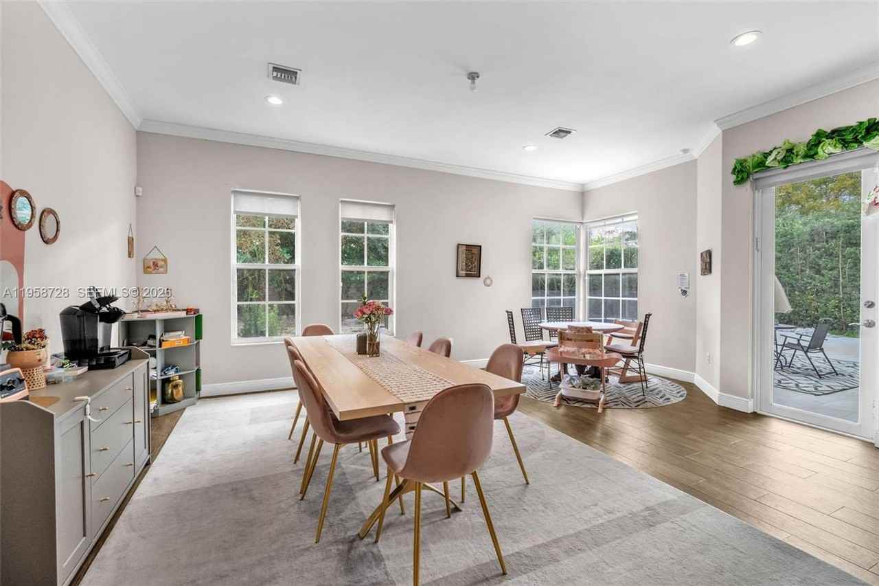 545 Forest View Cir - Photo 7 of 20