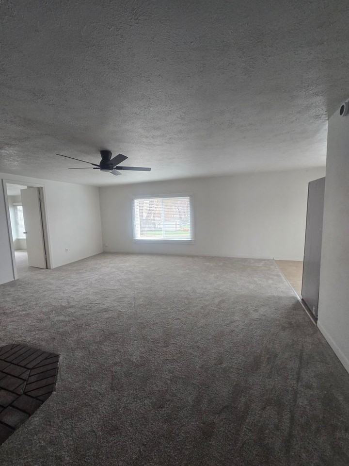 1643 Summers Ln - Photo 3 of 12