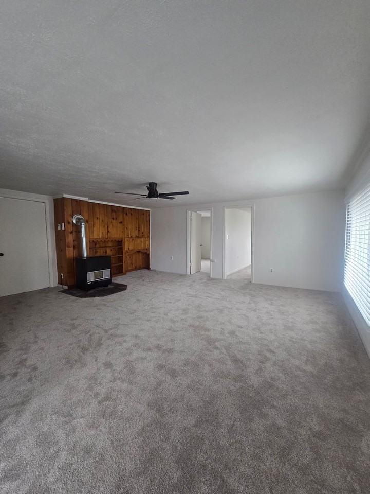 1643 Summers Ln - Photo 4 of 12