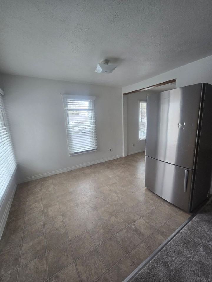 1643 Summers Ln - Photo 6 of 12