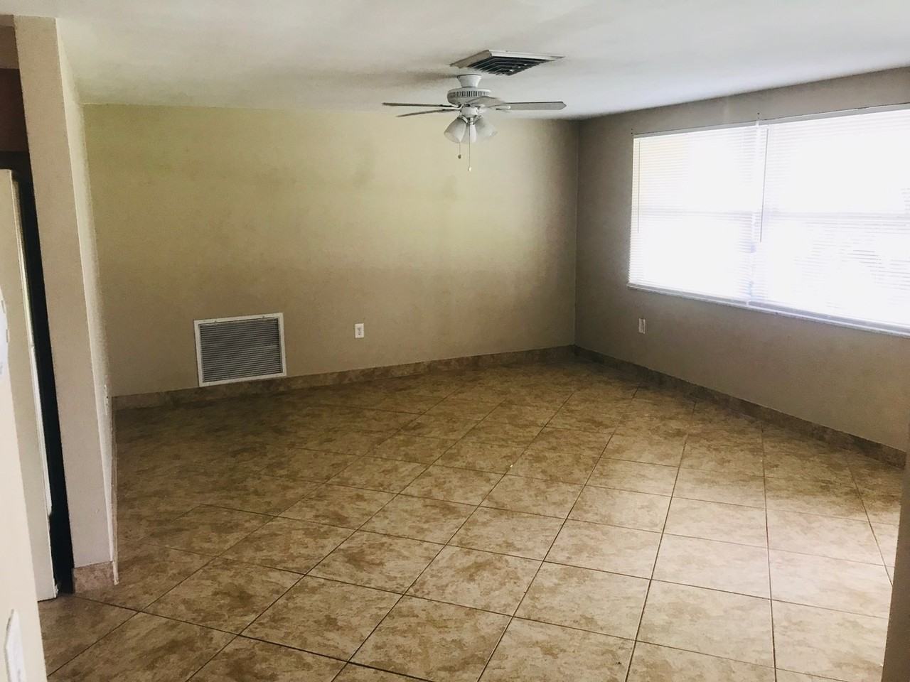 5906 Elkhorn Blvd - Photo 5 of 13