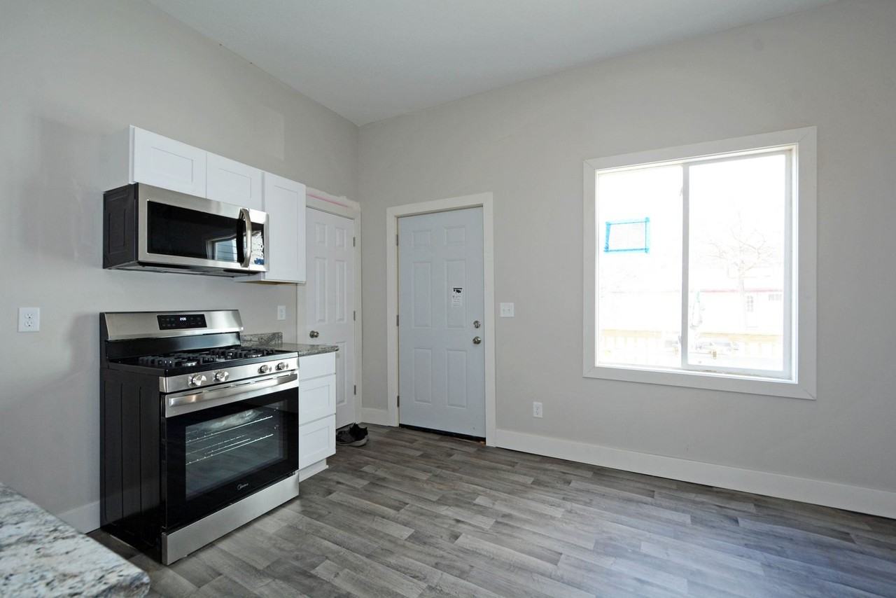 294 Winifred St E - Photo 2 of 27