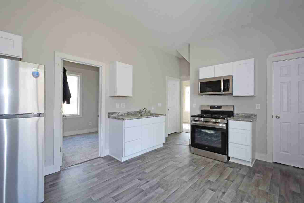 294 Winifred St E - Photo 3 of 27