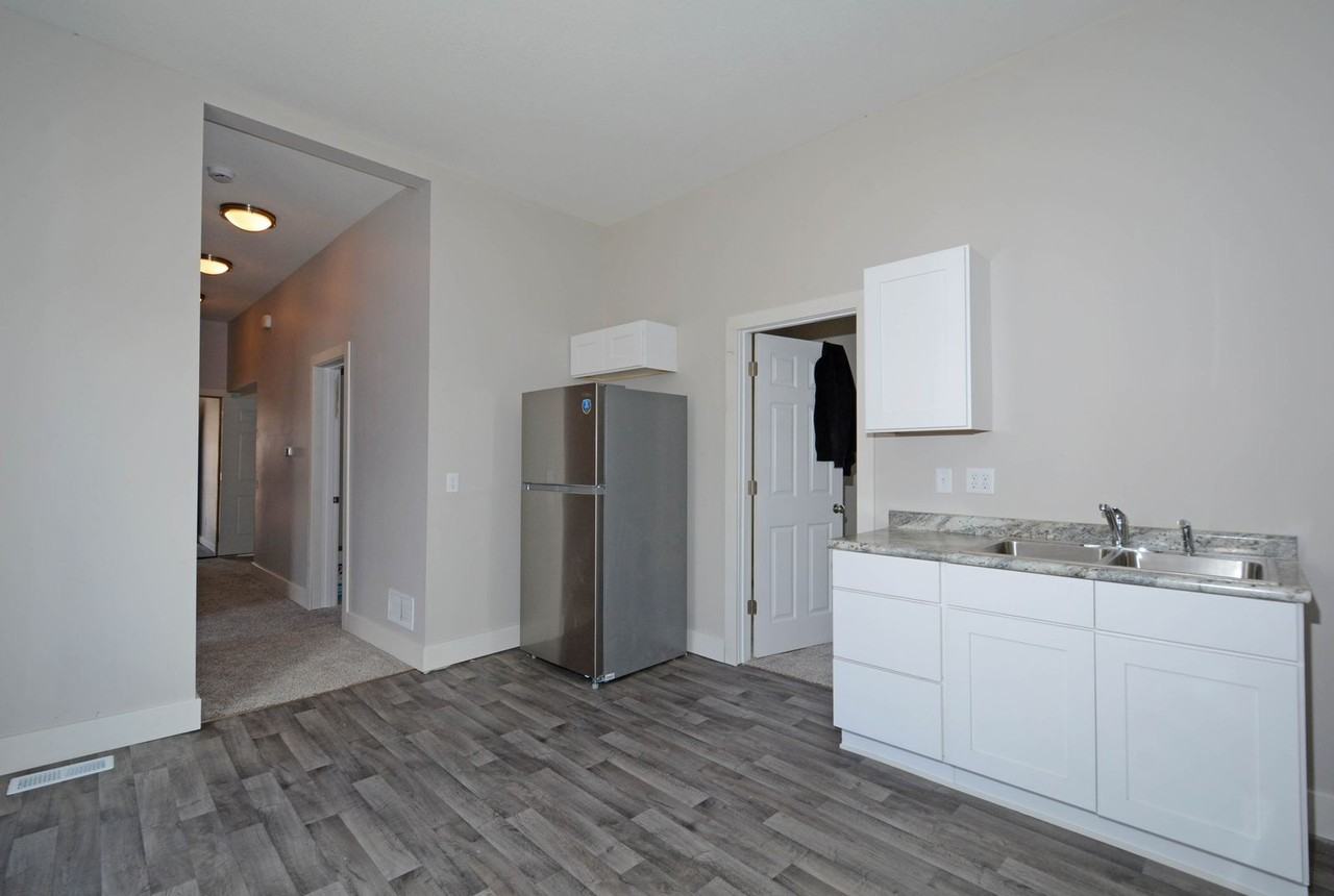 294 Winifred St E - Photo 4 of 27