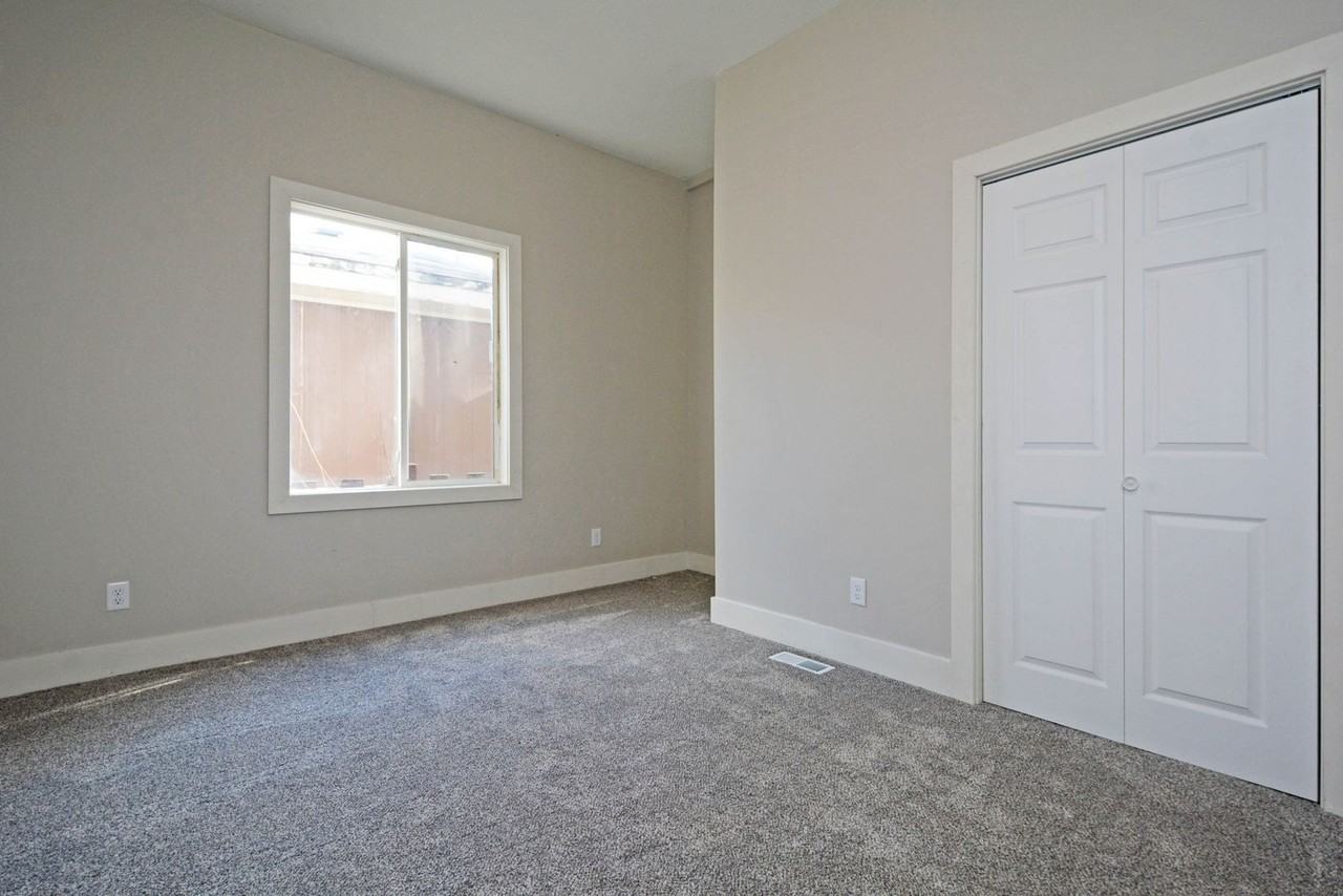 294 Winifred St E - Photo 6 of 27