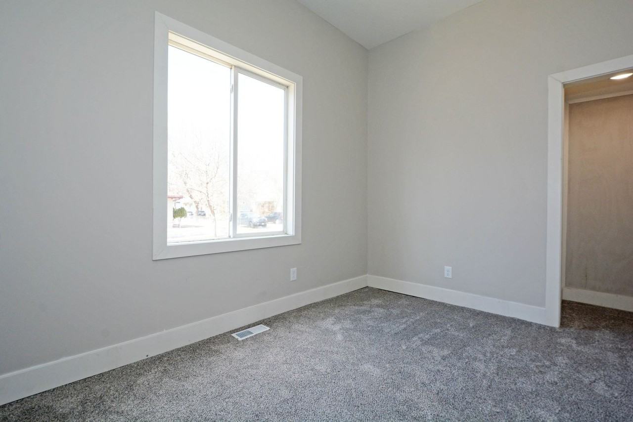 294 Winifred St E - Photo 7 of 27