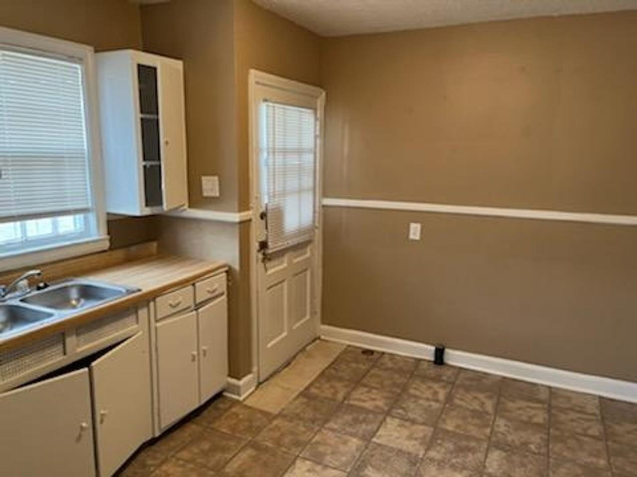 1214 Wilson St - Photo 3 of 7