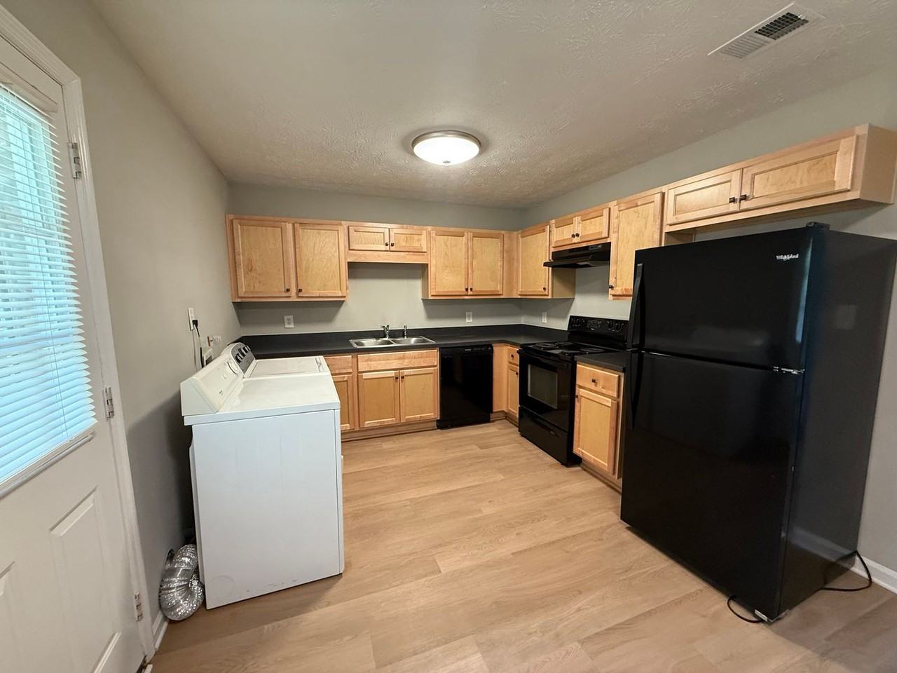 661 Maplewood Ln - Photo 3 of 9