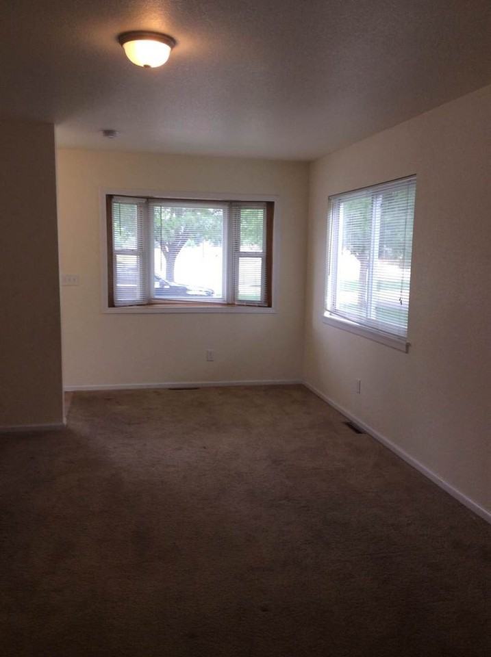 672 Eagle Dr - Photo 3 of 10