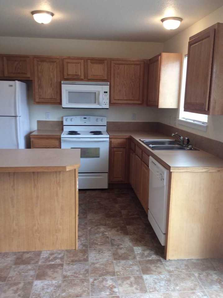 672 Eagle Dr - Photo 4 of 10