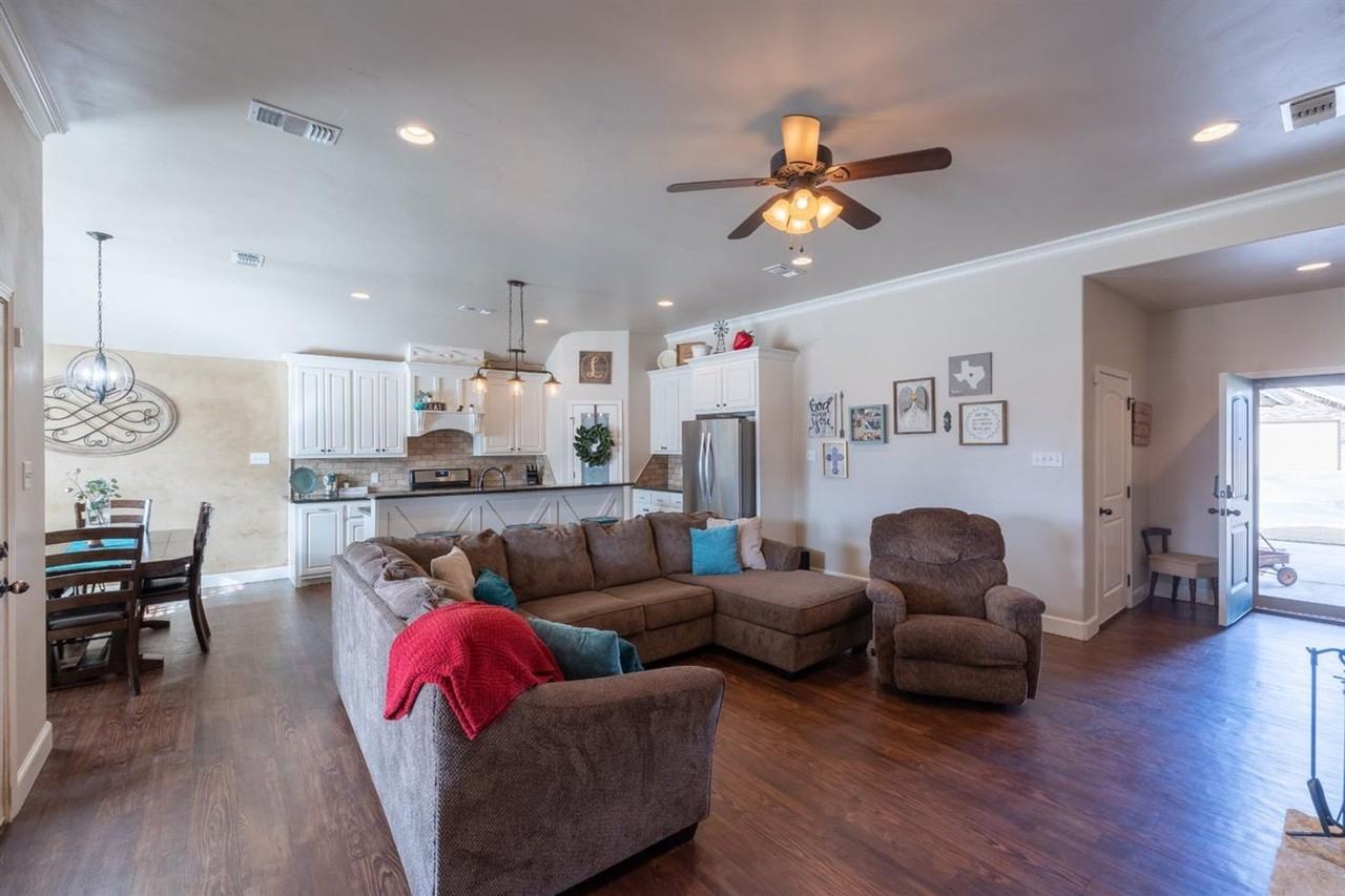 7811 86th St - Photo 3 of 24