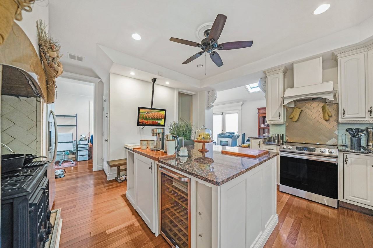 345 E Chestnut St - Photo 3 of 24