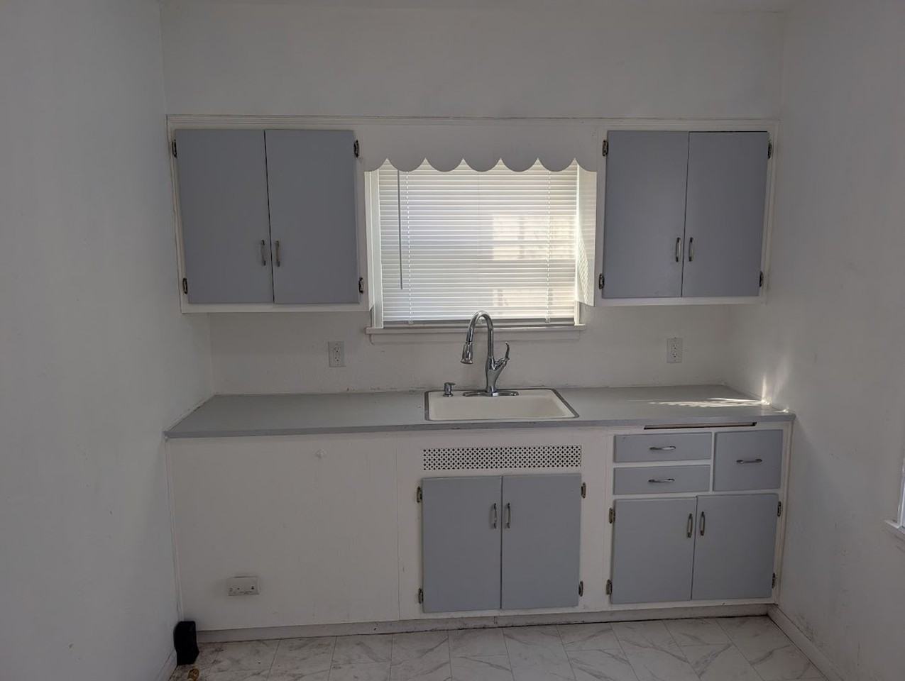 501 S Gladstone Ave - Photo 3 of 19