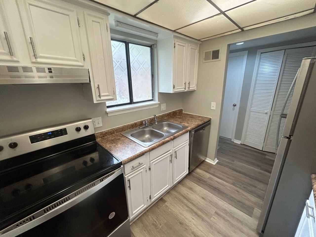 240 Jamil Rd - Photo 6 of 25