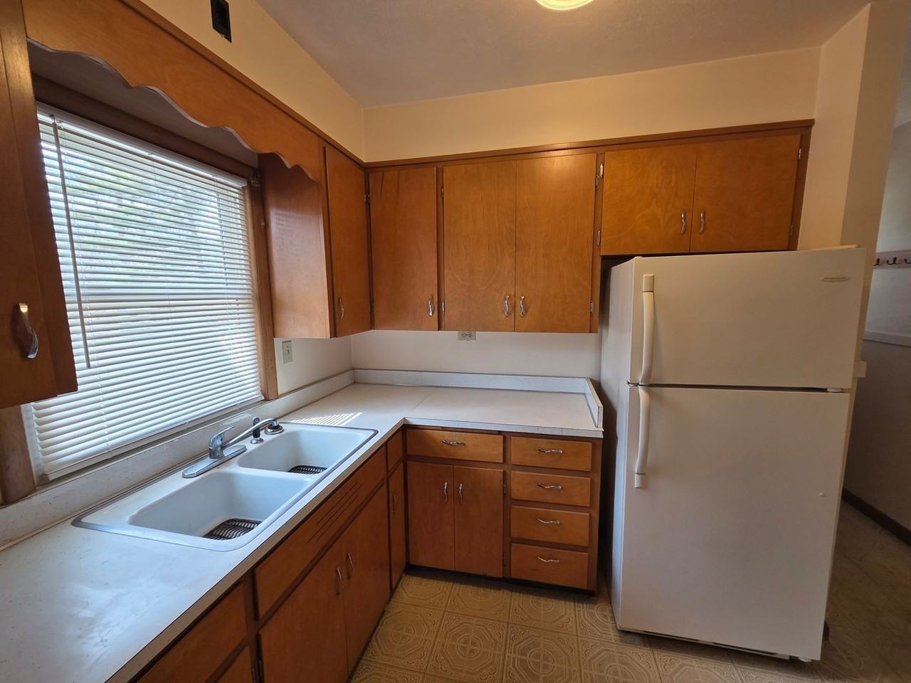 613 Cornelia St - Photo 3 of 18