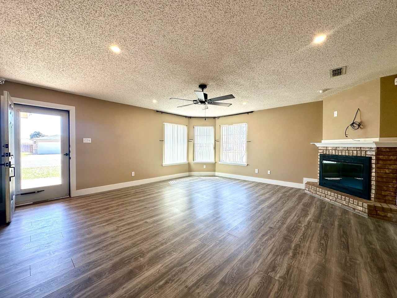 6106 9th St - Photo 3 of 18
