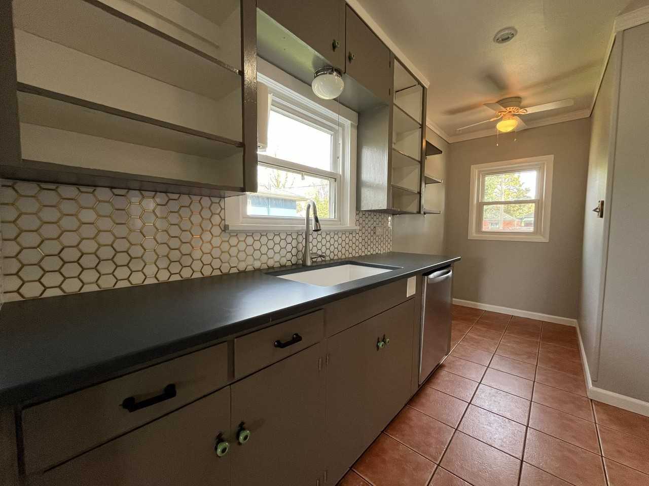 6423 N Yale St - Photo 5 of 34