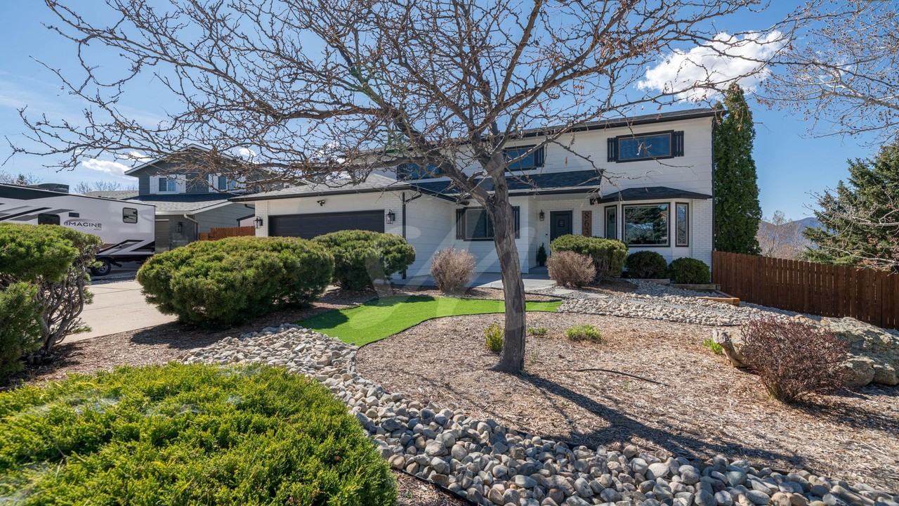 8630 Anglewood Ct - Photo 2 of 38