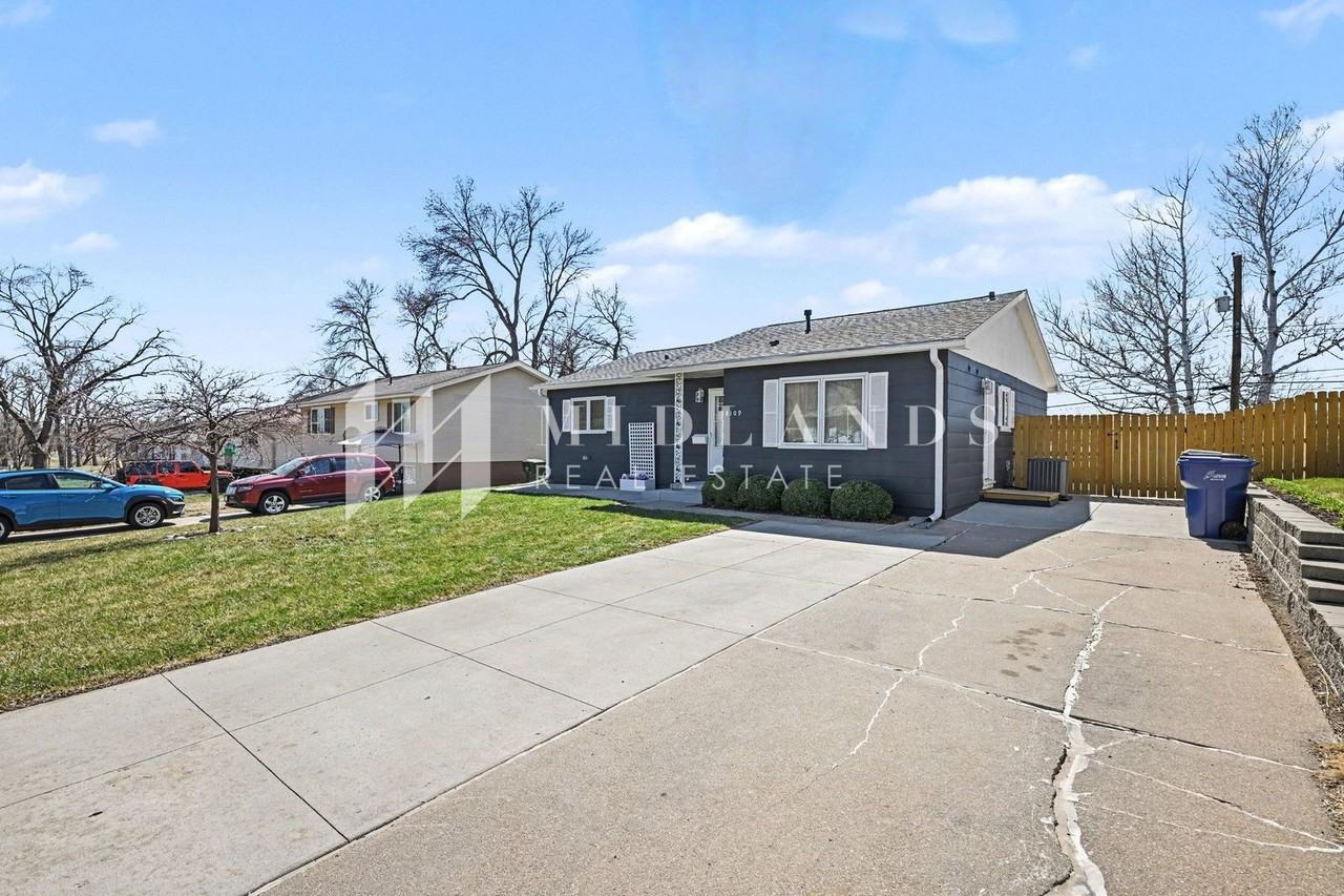 8109 Valley Rd - Photo 2 of 16