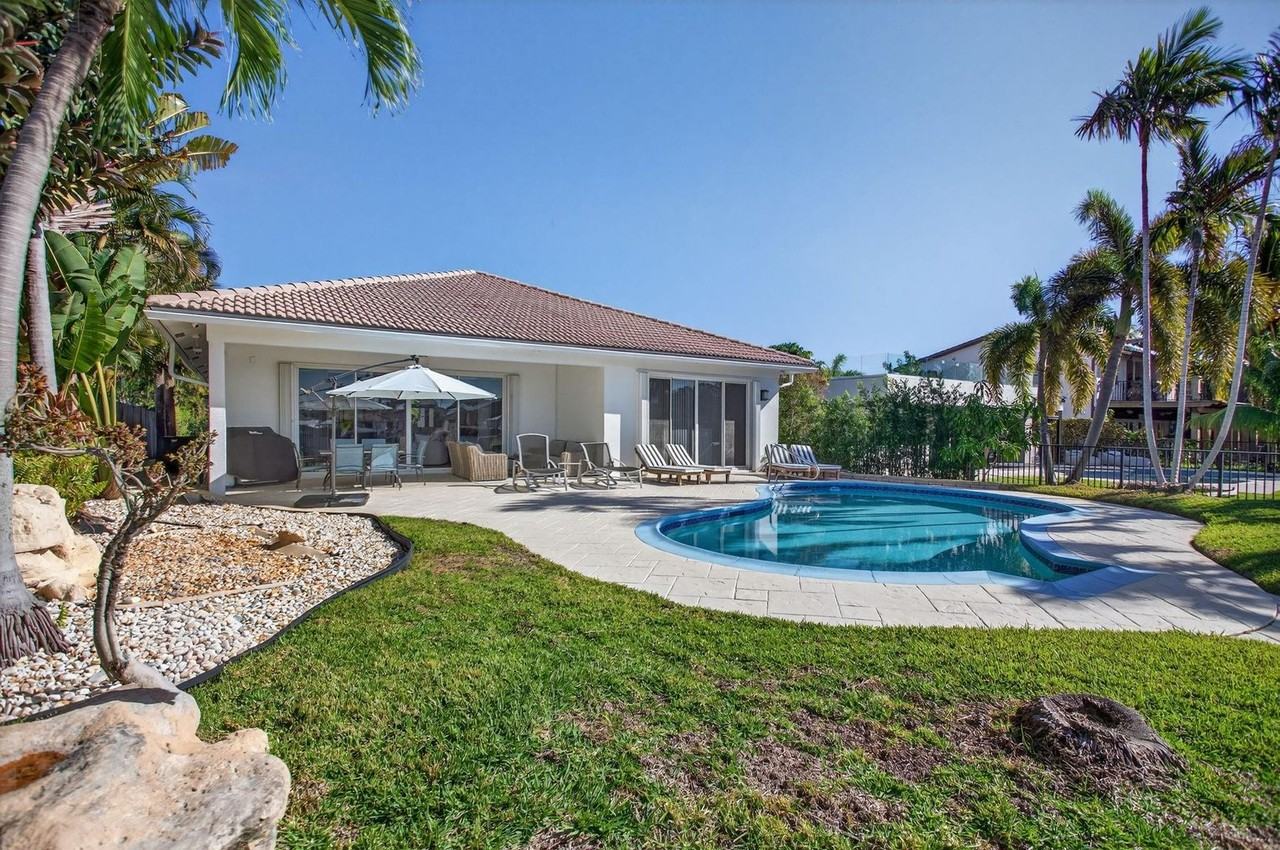 513 S Riverside Dr - Photo 2 of 27