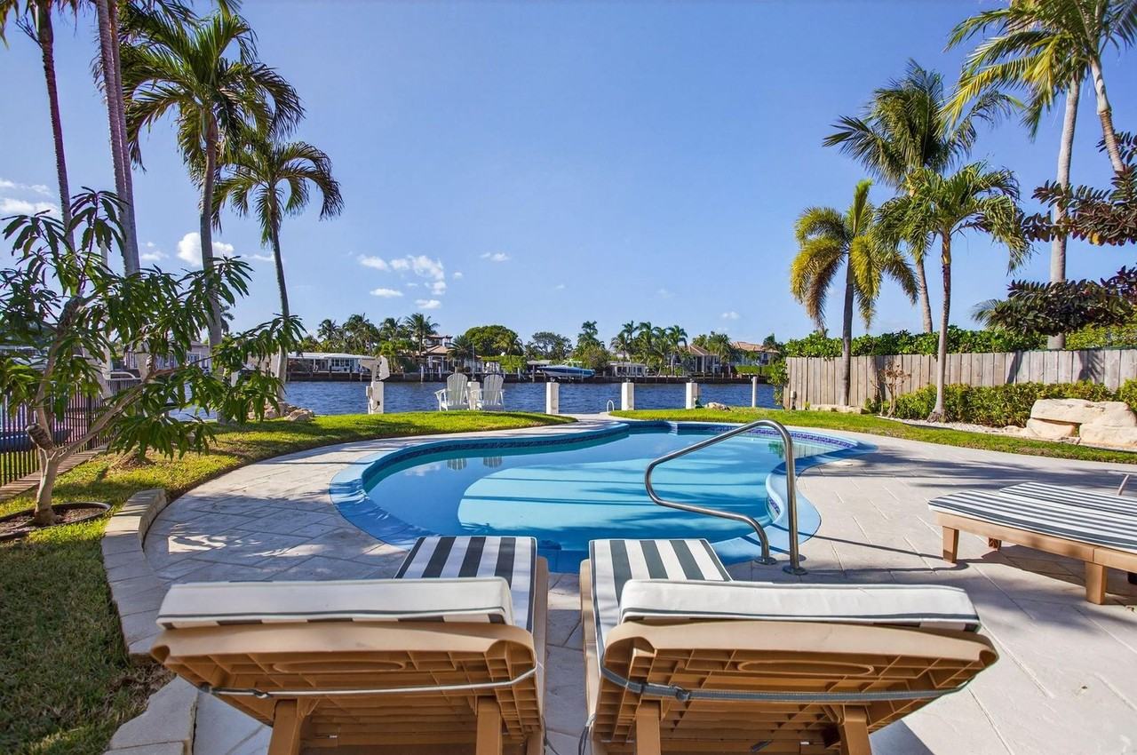 513 S Riverside Dr - Photo 3 of 27