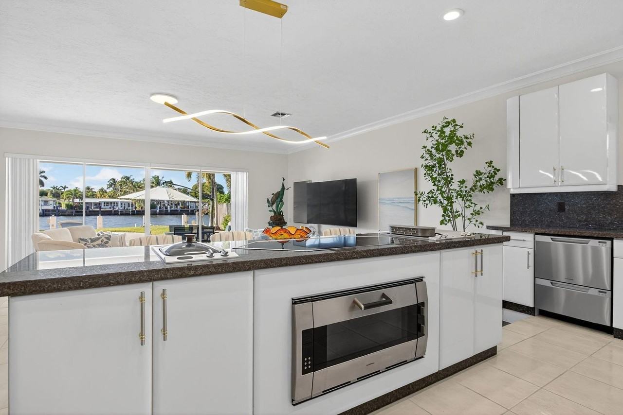 513 S Riverside Dr - Photo 4 of 27