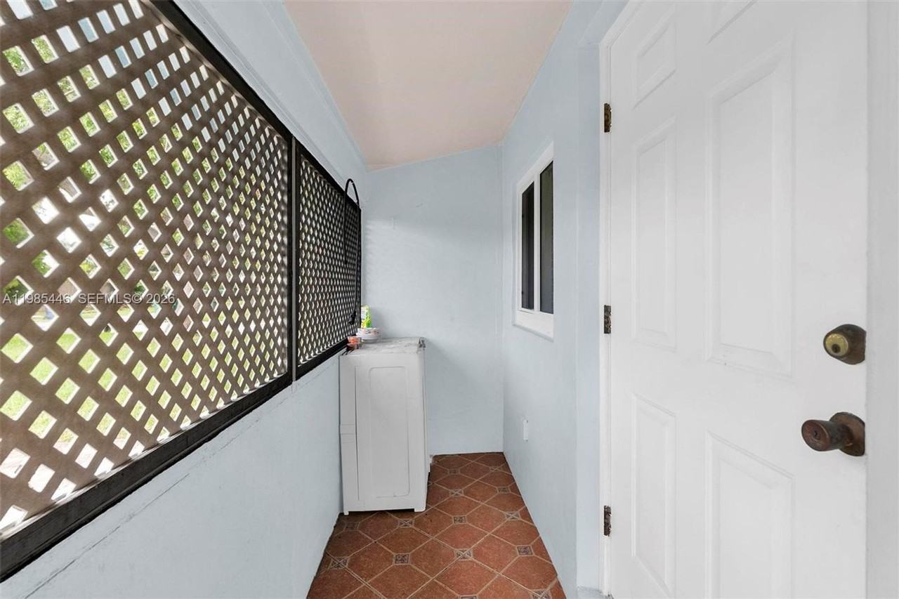 211 Se 1st Ter - Photo 4 of 21