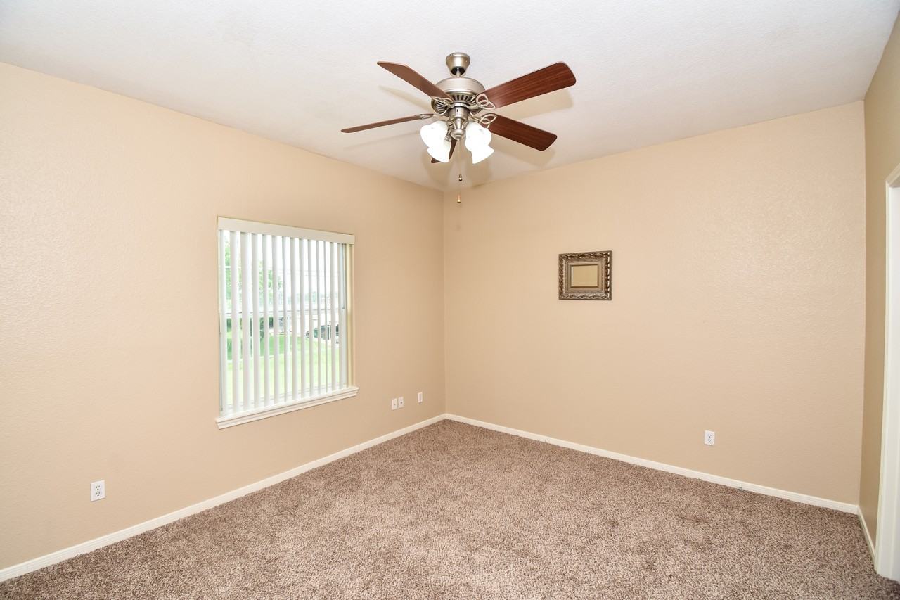 137 Sherwood DrApt C #C - Photo 2 of 3