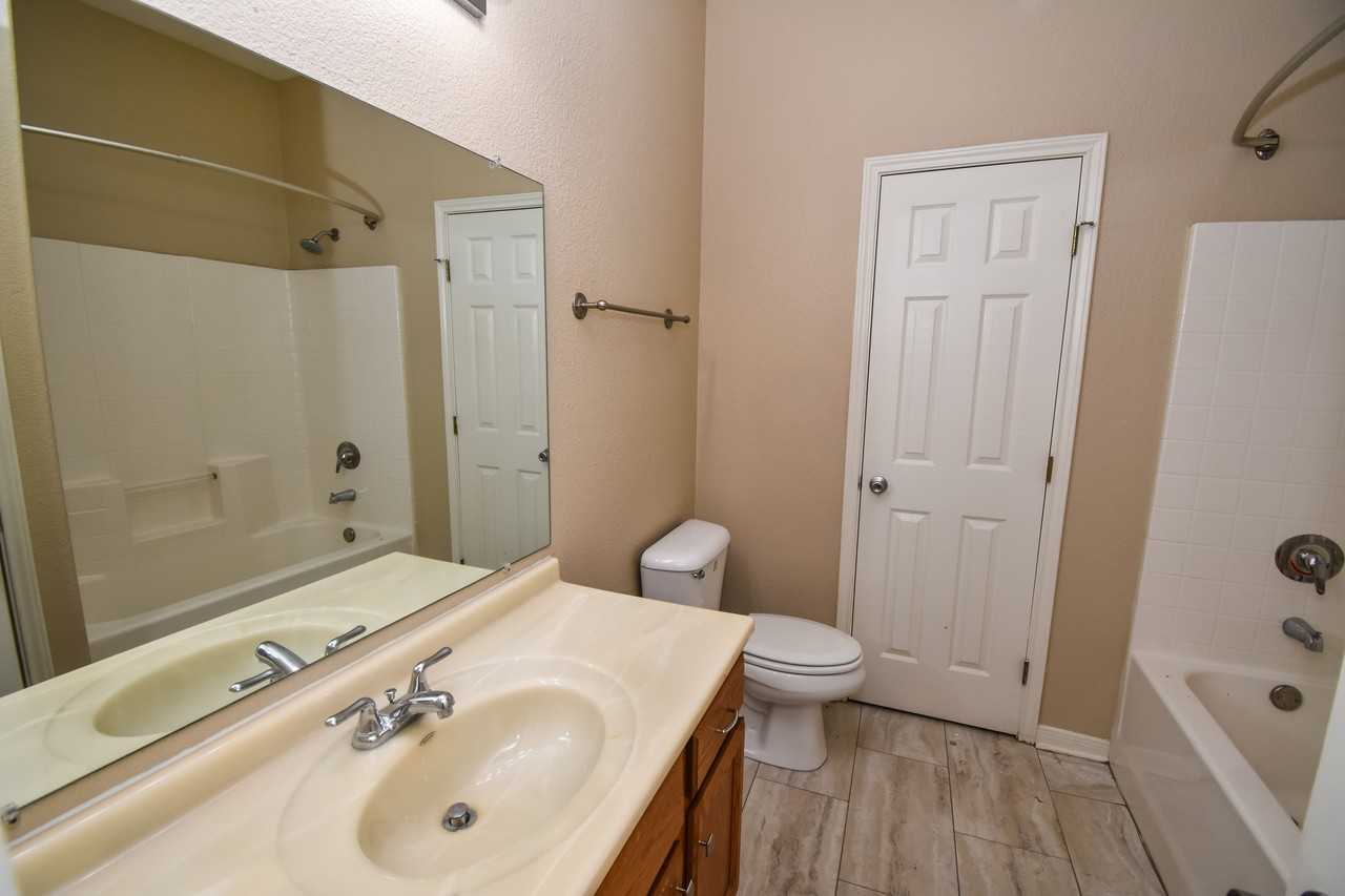 137 Sherwood DrApt C #C - Photo 3 of 3