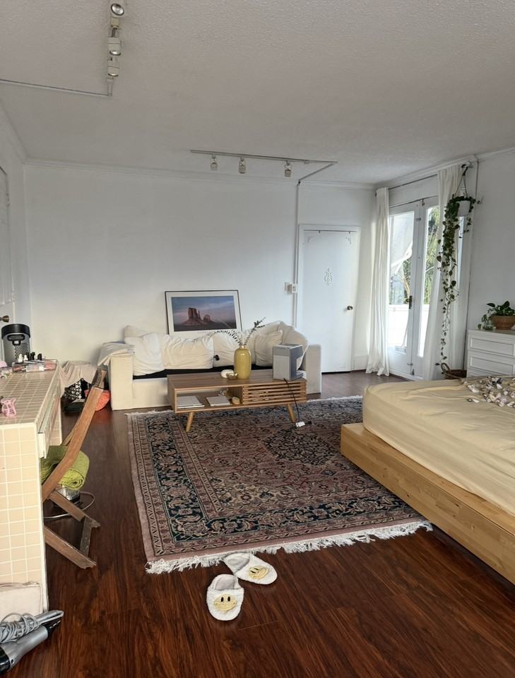 King Edward Ave W - Photo 3 of 12