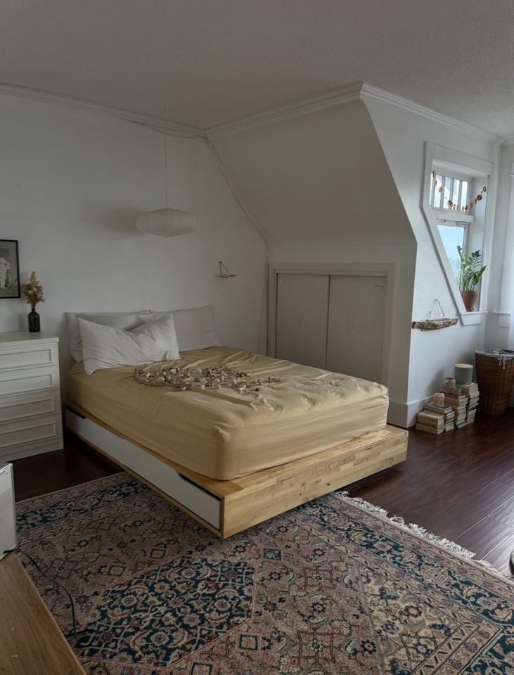 King Edward Ave W - Photo 5 of 12